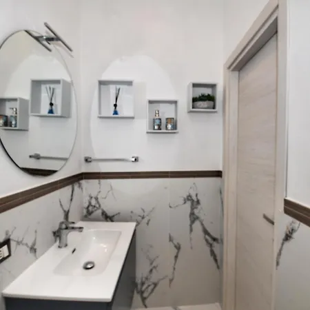 La Casetta Del Vicolo - Free Parking & 15 Min Station Apartament